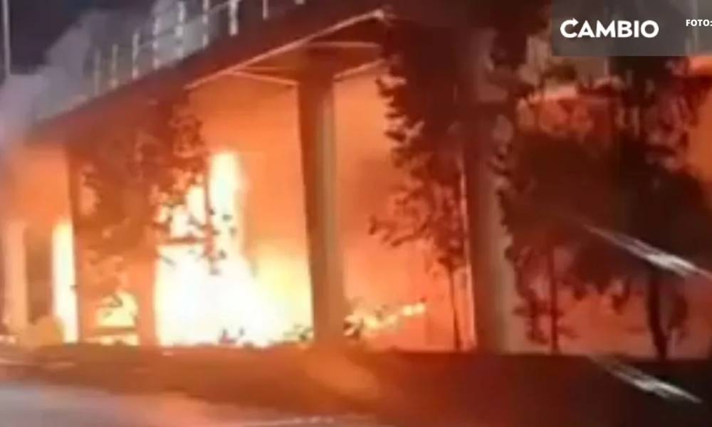 Auto cae de puente y se incendia en el Periférico Ecológico de Puebla ...